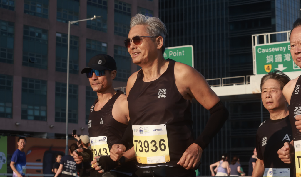 世俱杯赔率-四战港马带“银发艺人团”一起完赛，周润发是推广跑步的典范